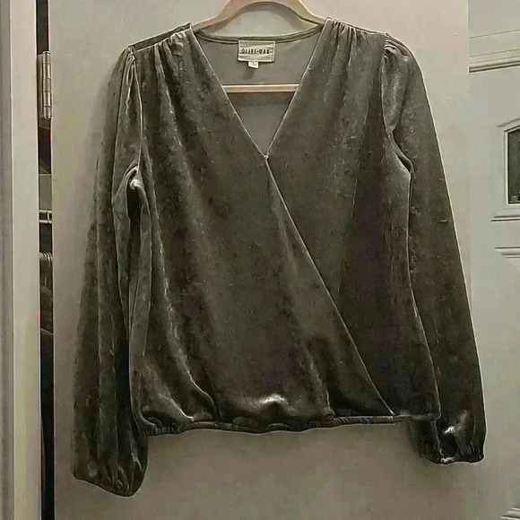 Olive + Oak Grey/Silver velvet like material women's shirt. Size Small. - Picture 1 of 4